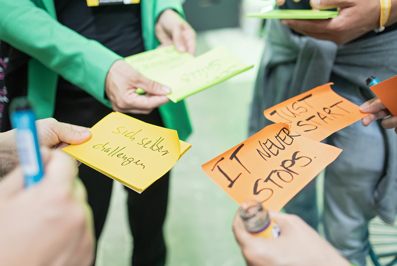Praxisnetzwerk - Szenenbild mit Postits